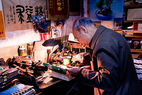 Zhang Guangyi, 88, runs one of Beijing's last traditional-pen-repair shops. He has practiced his trade for six decades.(Photo provided to China Daily)