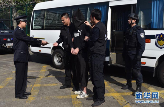 Guangdong police hand over a suspect, in connection with an attack on a British lawyer in 2009, to Hong Kong authorities via Huanggang Port in Shenzhen on Monday, February 6, 2017. (Photo/Xinhua)