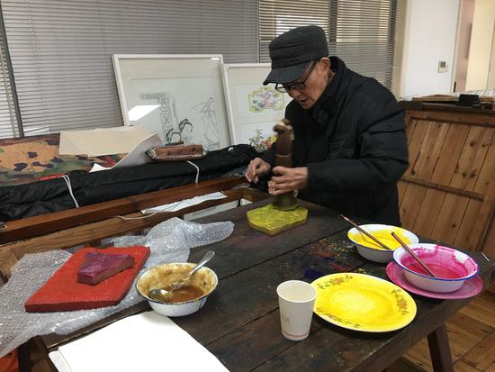 Fang Zhida works in his studio on Jan 24, 2017. (Photo/Xinhua)