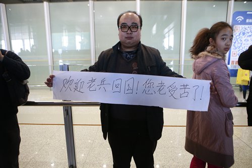 A man raises a banner to welcome Wang Qi back to China at Beijing Capital International Airport before Wang transferred to a flight to Xi'an on Saturday. (Photo: Li Hao/GT)