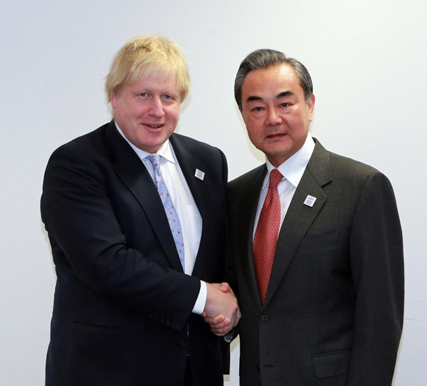 Foreign Minister Wang Yi (right) meets with his British counterpart Boris Johnson on the sidelines of the Group of Twenty (G20) foreign ministerial meeting in Bonn, Germany, Feb 17, 2017. (Photo/Xinhua)