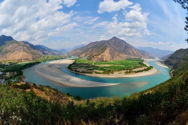 A scenic view of a spectacular bend in the Yangtze River between Lijiang and Shangri-La in Yunnan province. (Photo by Zhang Weiguo/For China Daily)