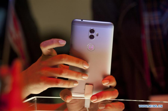 A journalist tries the new features of the Gionee device at the Mobile World Congress (MWC) in Barcelona, Spain, Feb. 27, 2017. (Xinhua/Lino De Vallier)