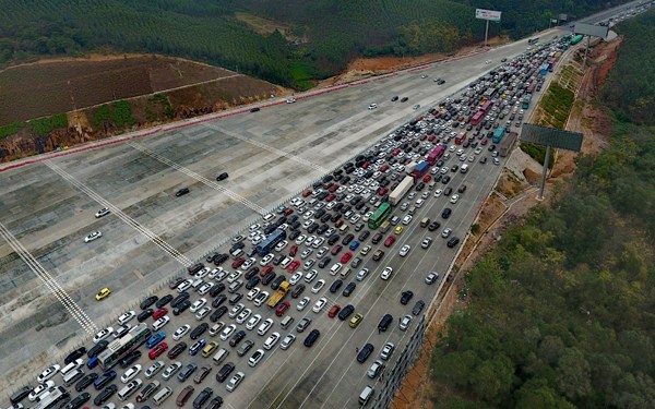 Traffic slows to a crawl on the Liuzhou-Nanning Expressway in the Guangxi Zhuang autonomous region on Thursday as the highway is overwhelmed with travelers returning home.Huang Xiaobang / Xinhua