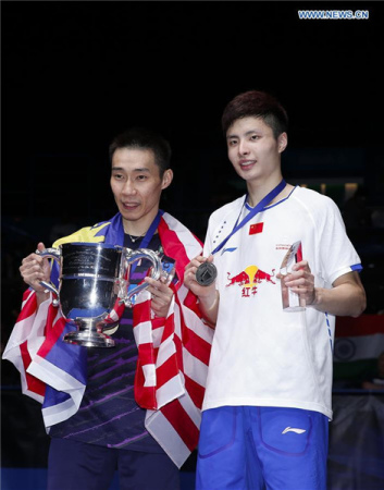 Lee Chong Wei(L) of Malaysia poses with Shi Yuqi of China during the awarding ceremony after men's singles final at All England Open Badminton Championships 2017 in Birmingham, Britain on March 12, 2017. (Photo/Xinhua)