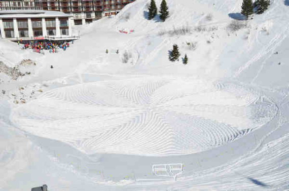 British artist Simon Beck has produced more than 250 drawings on snowscapes around the world since 2004. (Photo provided to China Daily)