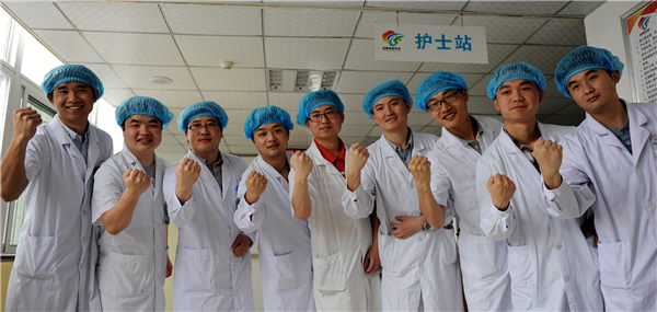 A group of male nurses pose for a photo at the Hefei Binhu Hospital (Photo/China Daily)