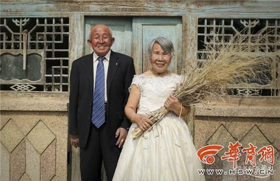 Chang Benfu and his wife Zhao Xuefang pose for a wedding photo. (Photo/ HSW.cn)