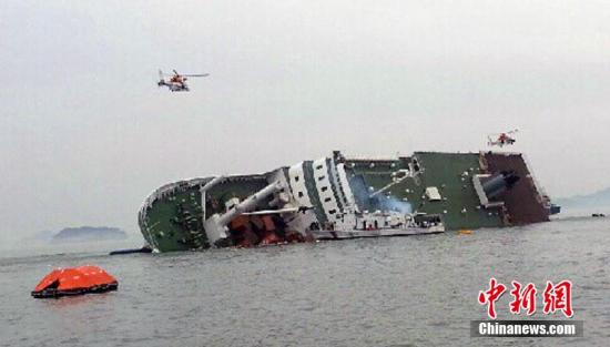 Helicopters fly above a sinking South Korean passenger ship in water off the southern coast in South Korea, April 16, 2014.(Xinhua/Chinanews.com)