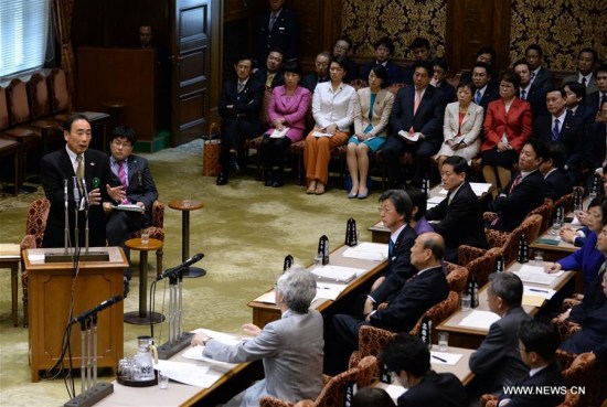 Yasunori Kagoike (L), president of Moritomo Gakuen school, answers questions during a session of the House of Councillors Budget Committee in Tokyo, March 23, 2017. (Xinhua/Ma Ping)