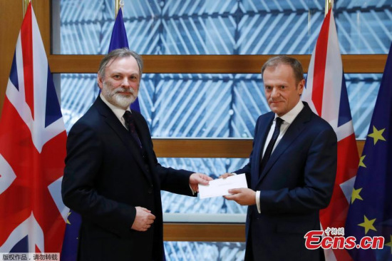 Britain's permanent representative to the European Union Tim Barrow delivers British Prime Minister Theresa May's Brexit letter in notice of the UK's intention to leave the bloc under Article 50 of the EU's Lisbon Treaty to EU Council President Donald Tusk in Brussels, Belgium March 29, 2017. (Photo/Agencies)