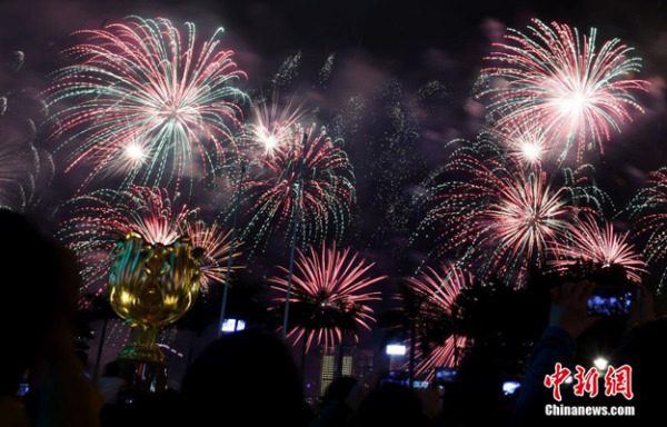 Fireworks explode over Victoria Harbor as part of celebrations for the Chinese New Year in Hong Kong, on Feb 9, 2016. (Photo/China News Service)