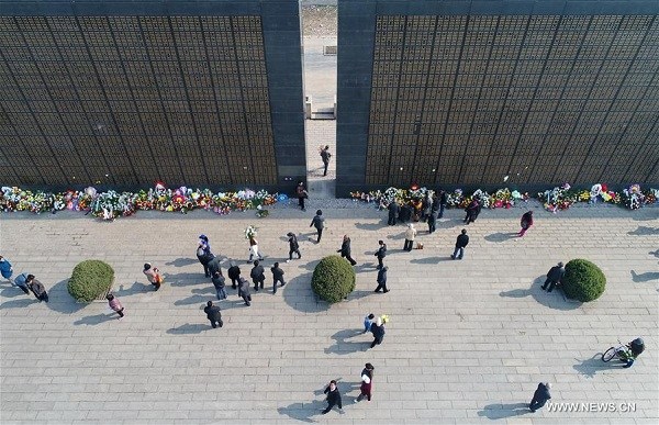 People mourn for the deceased in the 1976 Tangshan earthquake in front of a memorial wall in Tangshan, north China's Hebei Province, April 3, 2017. Tomb-Sweeping Day, or Qingming, falls early April, when Chinese people commemorate their deceased loved ones by visiting tombs. (Xinhua/Mu Yu)