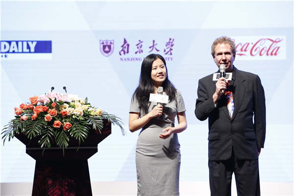 Hosts Chen Jiehao and Rick O'Shea at the speaking contest. (Photo by Zou Hong/China Daily)