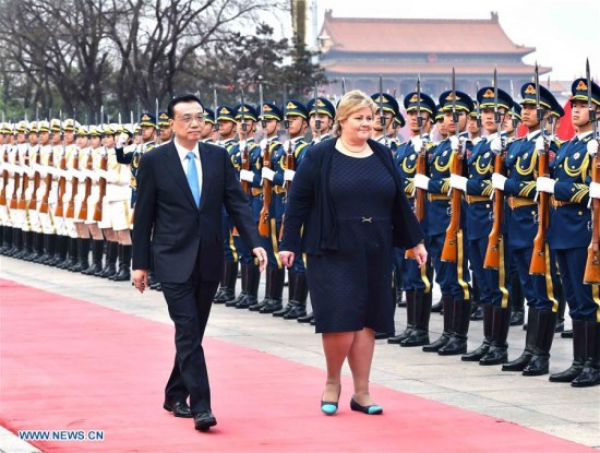 Chinese Premier Li Keqiang (L, front) holds a welcome ceremony for Norwegian Prime Minister Erna Solberg before their talks in Beijing, capital of China, April 7, 2017.(Xinhua/Li Tao)