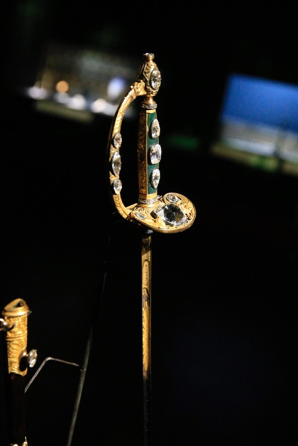 A collection of French treasures, including the Consular Sword, will be part of a display of nearly 300 precious objects at the Palace Museum in Beijing from Tuesday. (Photo/China Daily)