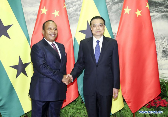 Chinese Premier Li Keqiang (R) shakes hands with visiting Sao Tome and Principe Prime Minister Patrice Trovoada in Beijing, capital of China, April 12, 2017. Li held talks with Trovoada here on Wednesday. (Xinhua/Ding Lin)