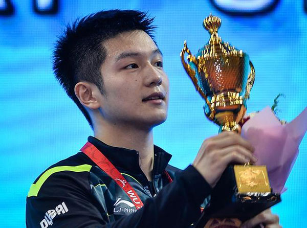 Fan Zhendong lifts the trophy after winning the men's singles title at the ITTF Asian Championships in Wuxi on April 16. (Photo/Xinhua)