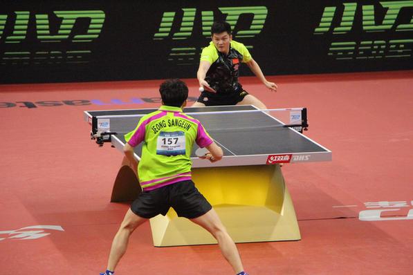 Fan Zhendong plays with South Korea's Jeong Sageun in the final of the men's singles at the ITTF Asian Championships in Wuxi on April 16. (Photo/ chinadaily.com.cn)