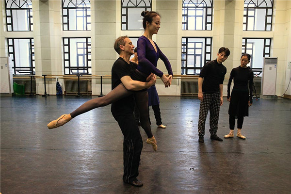 Dancers of the National Ballet of China in Beijing rehearse The Song of the Earth. (Photo by Jiang Dong/China Daily)