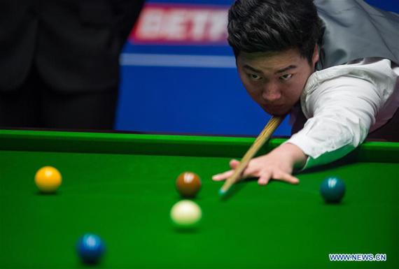 Yan Bingtao of China competes during the first round match against Shaun Murphy of England during the World Snooker Championship 2017 at the Crucible Theatre in Sheffield, Britain on April 16, 2017. (Xinhua/Jon Buckle)