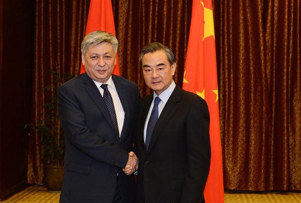 Chinese Foreign Minister Wang Yi (R) meets with his Kyrgyz counterpart Erlan Abdyldayev in Astana, Kazakhstan, on April 21, 2017. (Xinhua/Sadat)