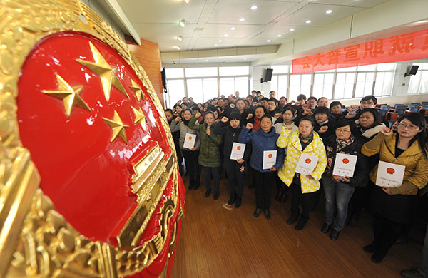 Jurors are sworn in as they face the Chinese national emblem in Hefei, Anhui province. XIE CHEN/CHINA DAILY