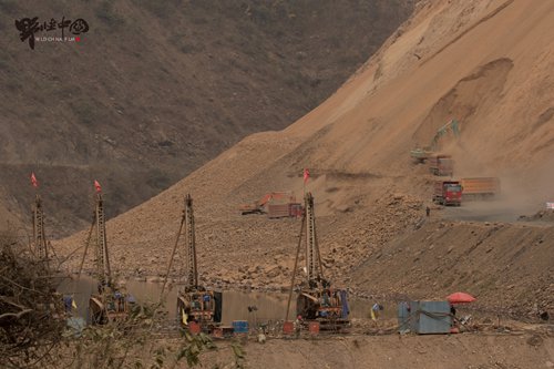 Workers construct the Jiasajiang Level 1 Hydropower Station on the Red River bordering Shuangbai and Xinping counties in Yunnan Province. (Photo/Wild China Film)