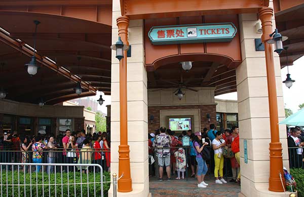 Visitors line up to buy tickets for Shanghai Disney Resort.Zhang Peijian / For China Daily