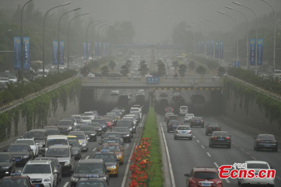 andstorm hits Beijing, May 4, 2017. Beijing issued a blue alert for sandstorm. Beijing has a four-tier color alert system for pollution, with red being the highest, followed by orange, yellow and blue. The blue alert means the air quality index is forecast to reach between 200 and 300 PM2.5 for one day. (Photo: China News Service/Jin Shuo)