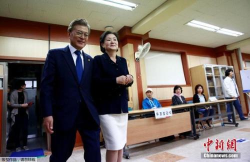 Moon Jae-in and his wife. (Photo/Chinanews.com)