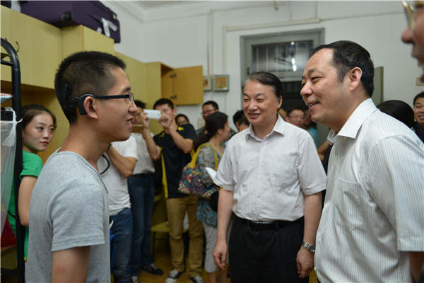 Tongji University teachers led by Yang (right) meet freshmen in the dormitory in September 2016.