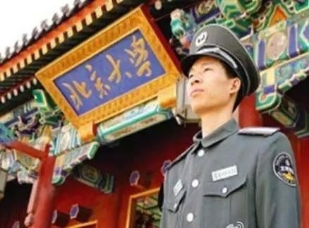 Miao Xiangwei, one of the guards at Peking University, was successfully enrolled into the school after sneaking into lectures and self-studying for years. He wrote a book called վϱ (Go to Peking University, Standing) which touched millions. (File Photo/Xinhua)