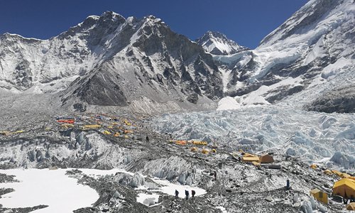 Climbers and their guides prepare to ascend the world's tallest mountain Qomolangma at the South Base Camp in Nepal on May 11. (Photo/Courtesy of Han Zijun)