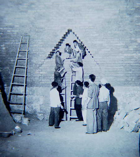 The opening of the Impregnable Wall. The man on top of the left ladder is Zhao Qichang. (Photo provided to China Daily)