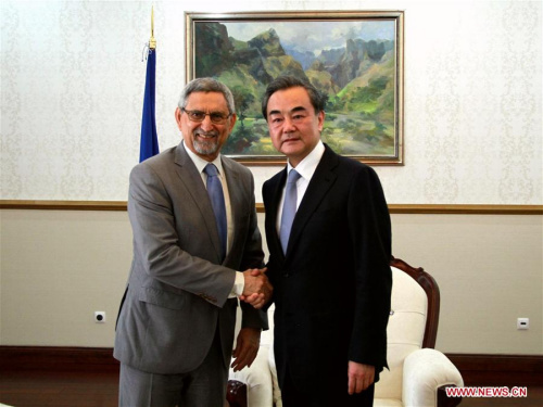 Cape Verde's President Jorge Carlos Fonseca (L) meets with Chinese Foreign Minister Wang Yi in Praia, Cape Verde, May 20, 2017. (Xinhua/Li Sibo)