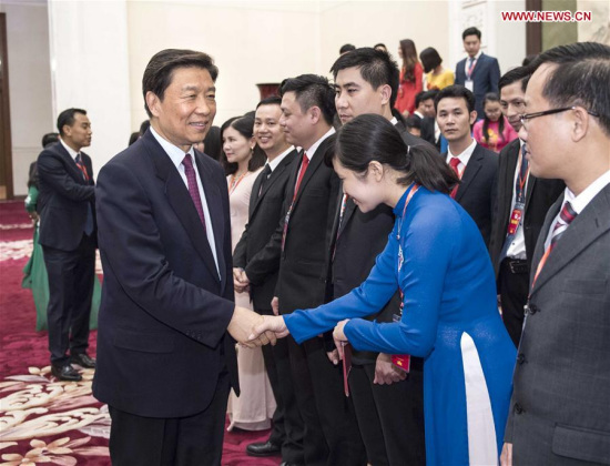 Chinese Vice President Li Yuanchao (L, front) meets with members of a visiting Vietnamese youth delegation headed by Le Quoc Phong, First Secretary of the Secretariat of the Ho Chi Minh Communist Youth Union's Central Committee, in Beijing, capital of China, May 22, 2017. (Xinhua/Li Tao)  