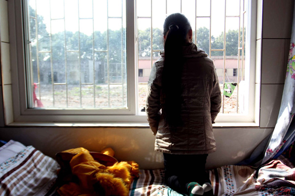 A Vietnamese woman waits to be repatriated at a temporary hostel in Anqing, Anhui province. (Photo by Xu Pu/China Daily)