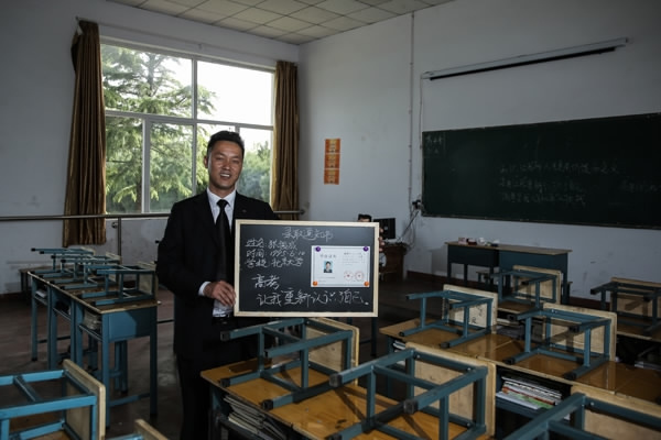 Zhang shows the letter of admission issued to him by Peking University. (File Photo/China Daily)