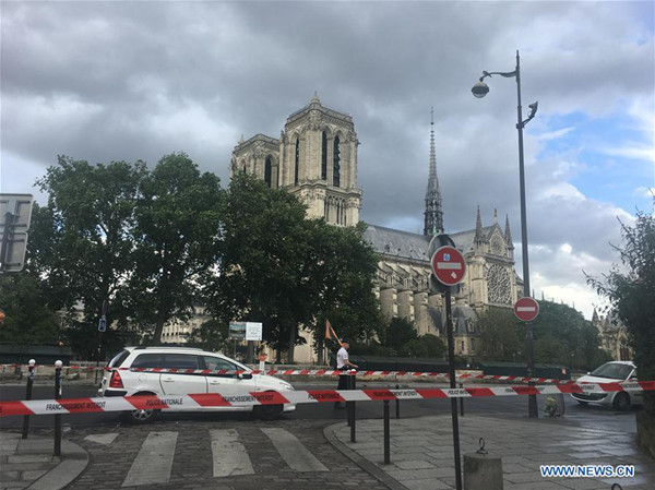 Police block off the streets near Notre Dame Cathedral in Paris, France, June 6, 2017. A man armed with a hammer attacked a policeman on Tuesday outside Notre Dame Cathedral in Paris before being shot and wounded, local news channel BFMTV reported. (Xinhua/Ying Qiang)