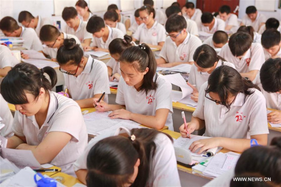 Candidates of the national college entrance exam make reviews at No. 2 Middle School in Hengshui, north China's Hebei Province, June 6, 2017. (Xinhua/Mu Yu)