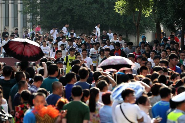 Students walk out of a test venue in Shenyang, Liaoning province, on June 8, 2017. (Photo/Xinhua)