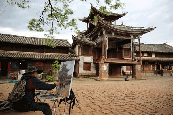 A local artist produces a painting of Shaxi, a township in Jianchuan county, Yunnan province. HOU LIQIANG/CHINA DAILY