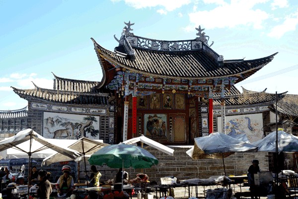 A stage for traditional opera often hosts performances in Zhoucheng village in Jianchuan county, Yunnan. WANG MINGWEI/CHINA DAILY