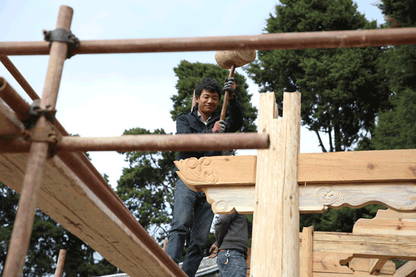 Workmen help to build a local history museum in Shaxi. HOU LIQIANG/CHINA DAILY