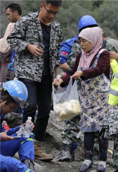 Residents donate lunches to volunteers on Sunday.(Photo by FENG YONGBIN/CHINA DAILY)