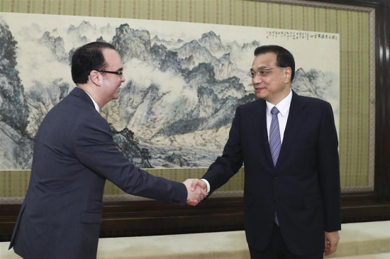 Chinese Premier Li Keqiang (R) meets with Philippine Foreign Secretary Alan Peter Cayetano in Beijing, capital of China, June 30, 2017. (Xinhua/Xie Huanchi)