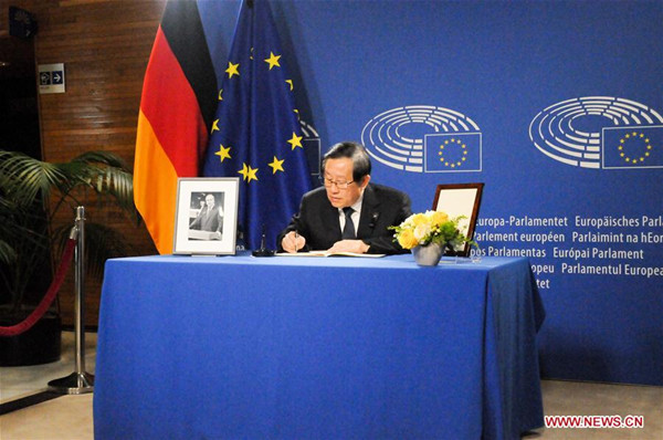 Chinese President Xi Jinping's Special Envoy Wan Gang, also Vice Chairman of the National Committee of the Chinese People's Political Consultative Conference and Minister of Science and Technology, writes an obituary tribute to former German chancellor Helmut Kohl in Strasbourg, the French city home to the European Parliament, on July 1, 2017. Wan Gang on Saturday attended the memorial ceremony of former German chancellor Helmut Kohl in Strasbourg. (Xinhua/Claudine Girod-Boos)