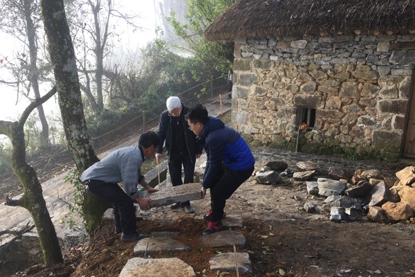 Zhu supervises the construction of a lane at a village in Yuanyang county. FU ZHENGHUI/CHINA DAILY