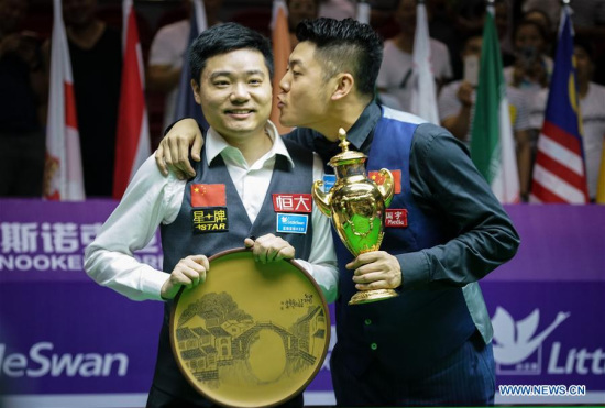 Ding Junhui (L) and Liang Wenbo of China pose during the awarding ceremony after the final match against England at the 2017 Snooker World Cup teams competition in Wuxi, east China's Jiangsu Province, July 9, 2017. (Xinhua/Yang Lei)